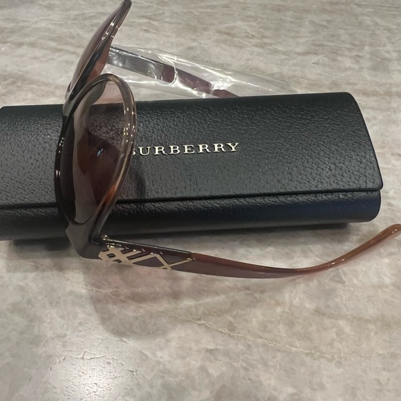 Brand New in box Burberry sunglasses - Picture 7 of 11
